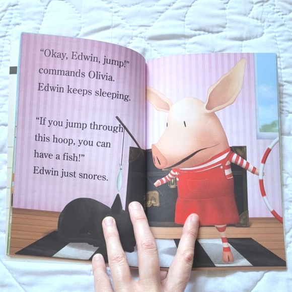 3/$15 🌸 Olivia: Olivia Trains Her Cat - Picture 6 of 7